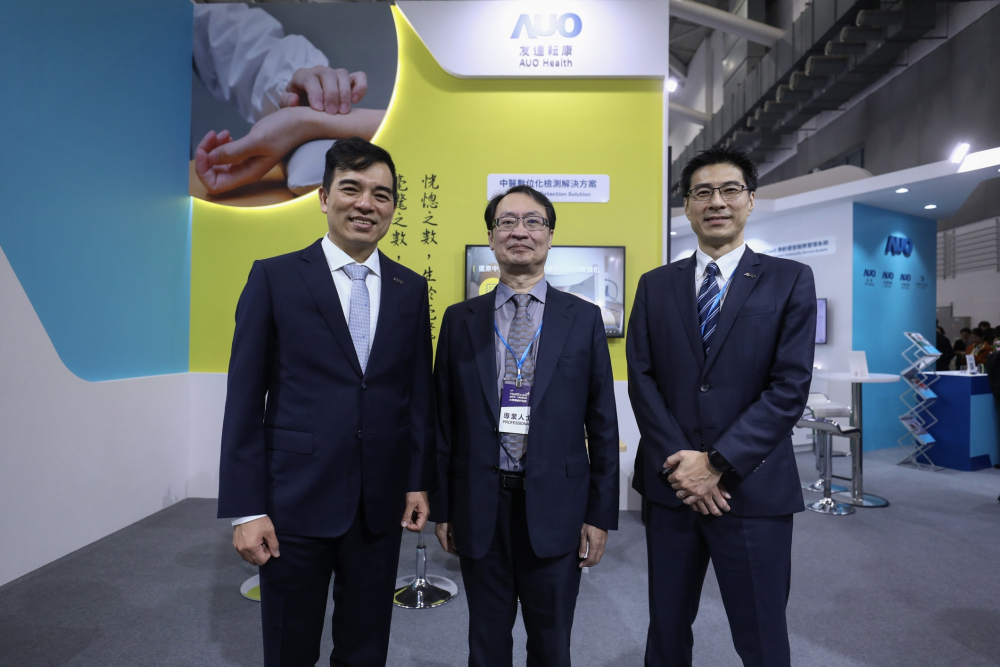 首次於醫療科技展亮相的金百利耘康，捐贈數位化檢測設備與研究經費，協助衛福部國家中醫藥研究所打造中醫大數據資料庫。圖由左至右為金百利光電執行長暨總經理柯富仁、衛福部國家中醫藥研究所所長蘇奕彰、金百利光電智慧醫療事業群總經理廖世宏